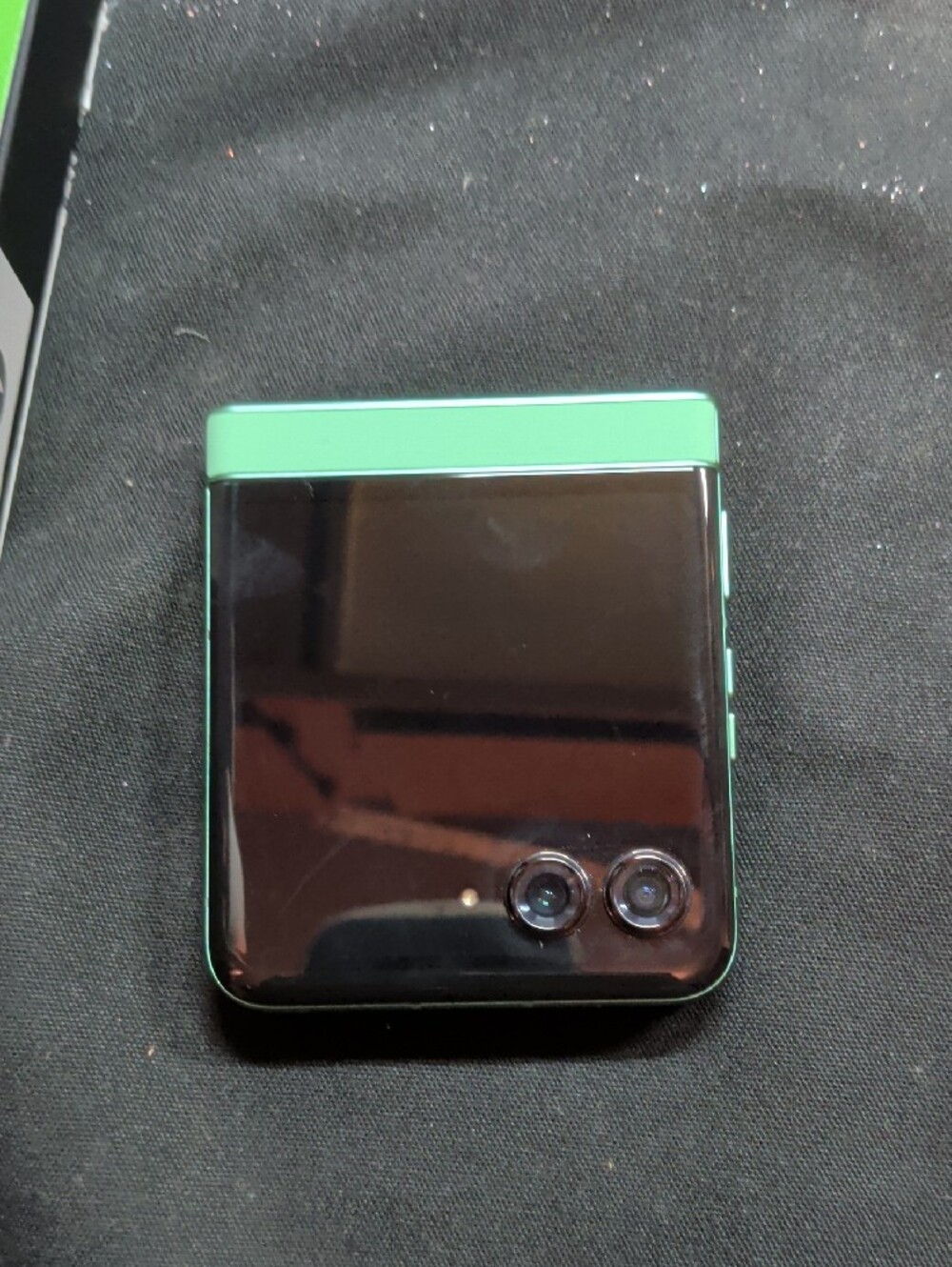 NewOpen Box Motorola Razr 2025 Flip Phone – Green and Black with Case